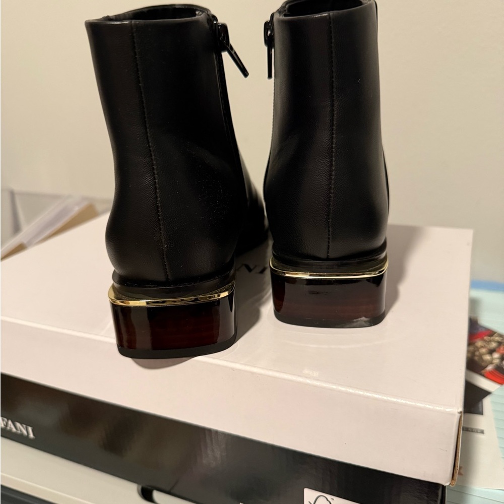 Sleek Black Leather Ankle Boots with Pointed Toe and Side Zipper - Picture 4 of 11